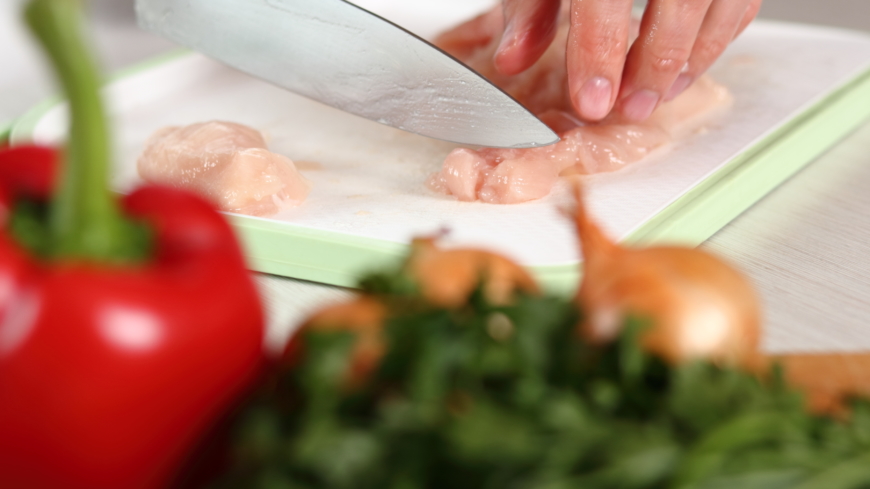 Använd rena redskap, se till att du håller rent på arbetsbänken och diska alltid knivar och skärbrädor noga efter att du hanterat rått kött och kyckling. Foto: Shutterstock